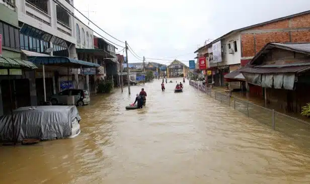 Pundi Kencing Anak Ada ‘Benda’ Bergerak, Rupanya Lintah Masuk Ketika Main Banjir