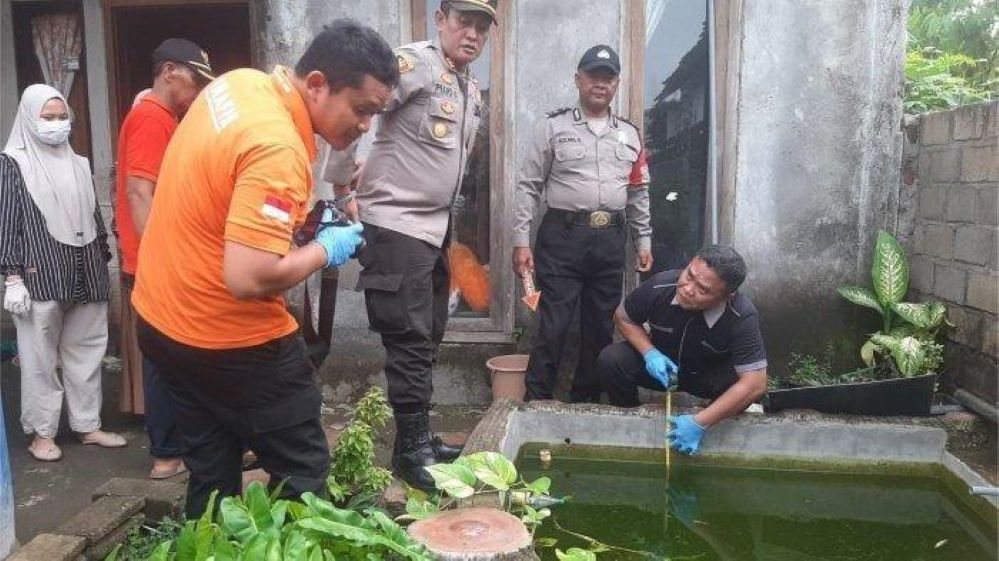 Ibu Ayah Tidur Siang, Tak Sedar Anak Kembar Usia 1 Tahun Terapung Di Kolam Ikan