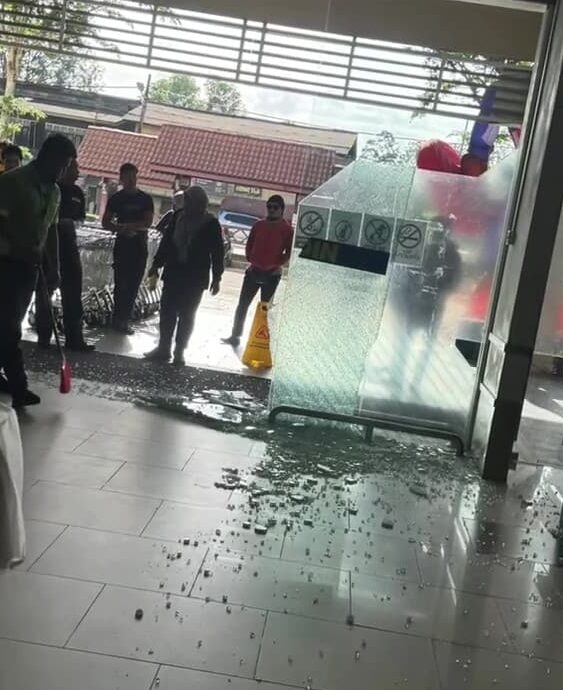 Pintu Kaca Pasaraya Terkemuka Pecah Berderai, Rupanya Ada Budak Main Tahan-Tahan