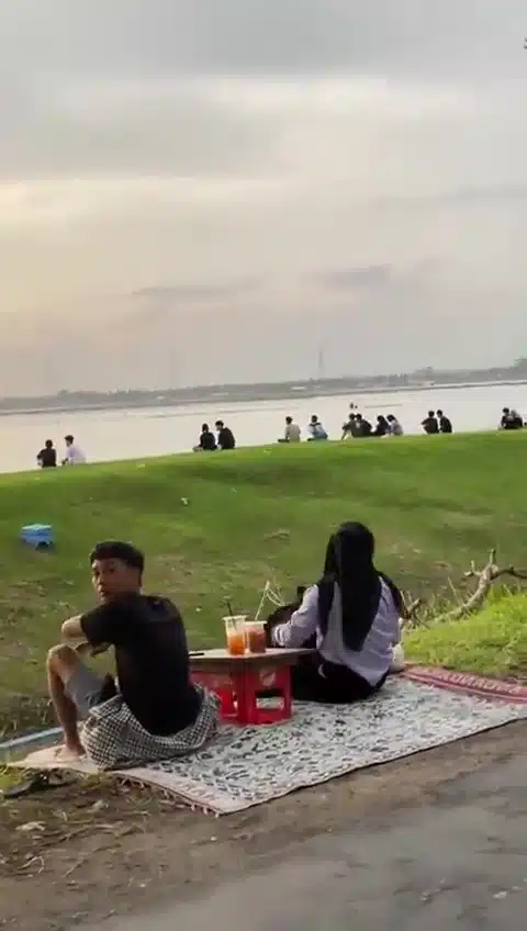 Bawa Anak Buah Berjalan, Gadis Terserempak Abang Ipar Dating Dengan Skandal