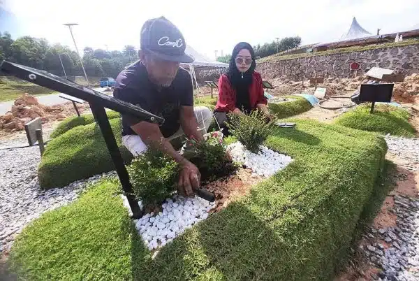 Kerap Terjumpa Saat Ziarah Kubur Pasangan Masing-Masing, Akhirnya Jodoh Bertaut