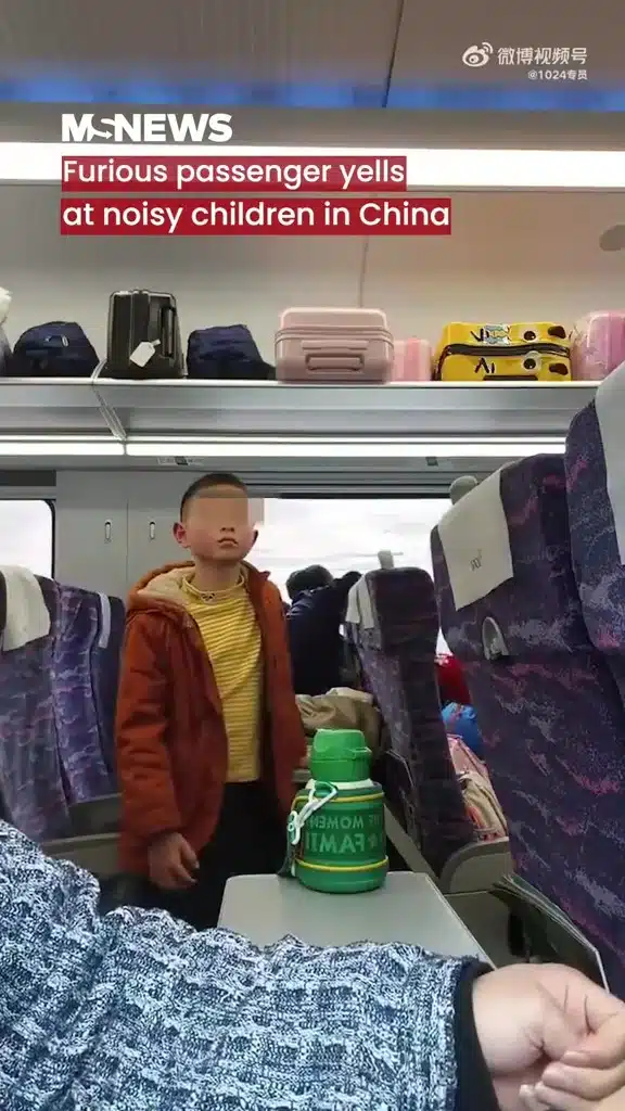 Rombongan Budak Sekolah Terlalu Bising Dalam Tren, Lelaki Tengking Suruh Diam