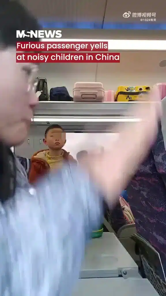 Rombongan Budak Sekolah Terlalu Bising Dalam Tren, Lelaki Tengking Suruh Diam