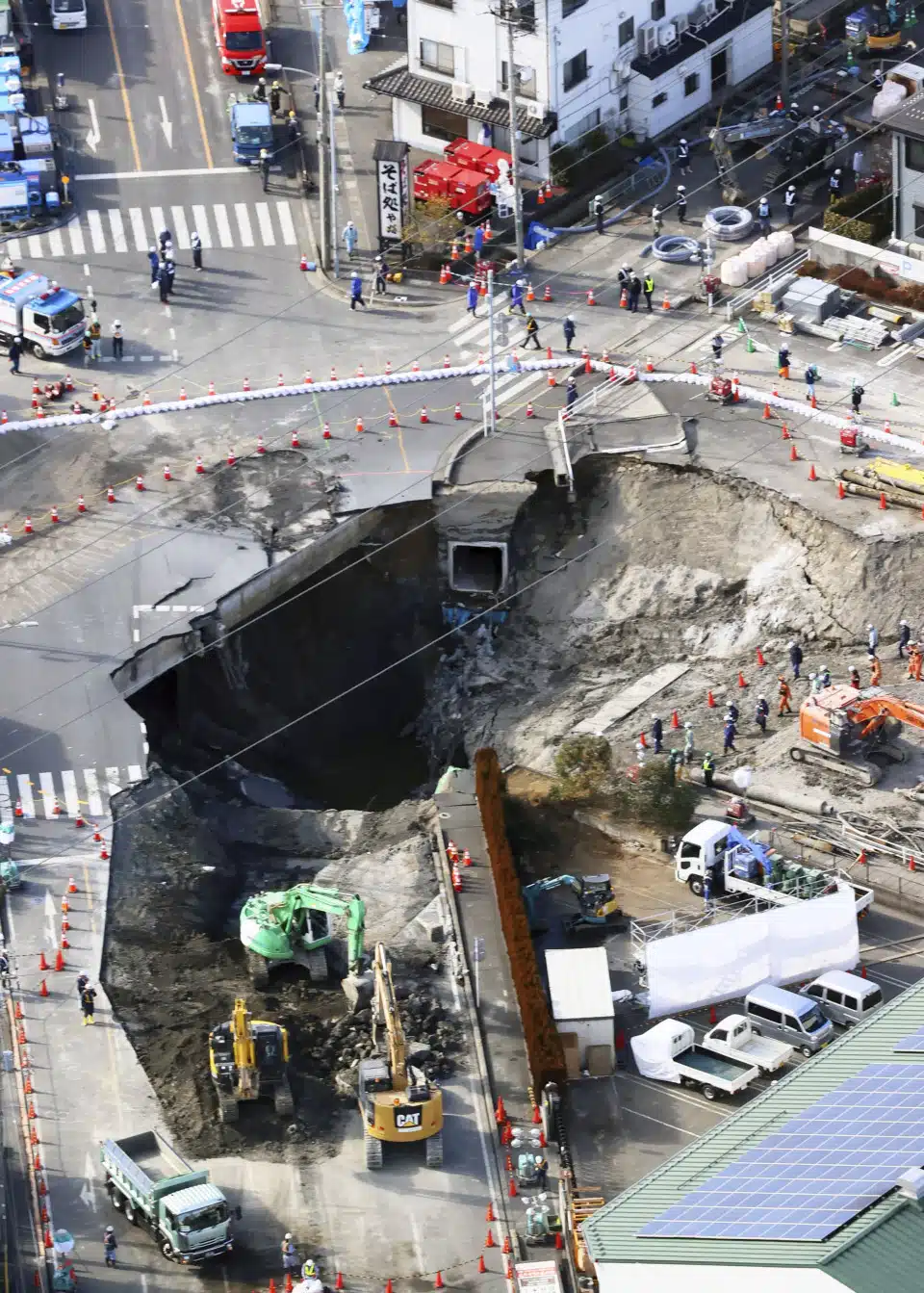 Pemandu Bersama Lori Hilang ‘Ditelan’ Sinkhole, Jepun Hentikan Pencarian