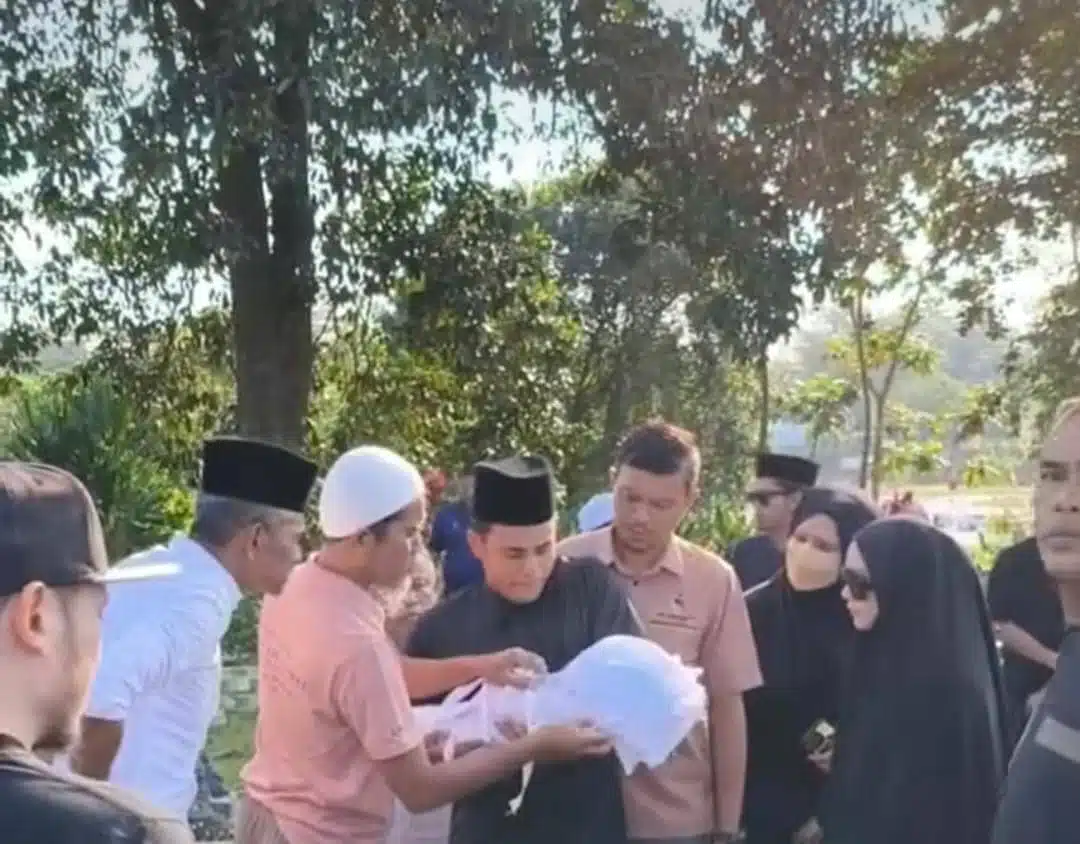 Gugur Air Mata, Rakaman Sayu Proses Pengebumian Baby Aisy