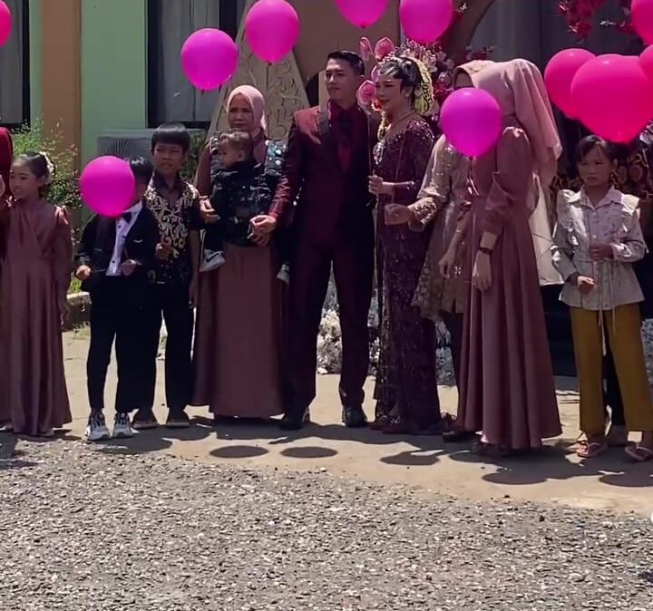 Rosak Gambar Kahwin, Wanita Berdiri Depan Pengantin Saat Belon Helium Dilepaskan