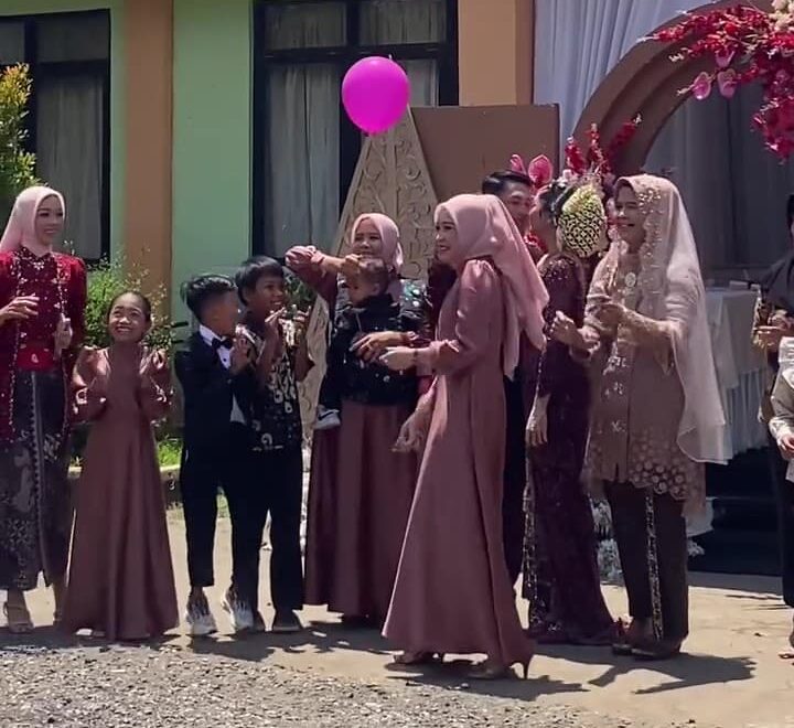 Rosak Gambar Kahwin, Wanita Berdiri Depan Pengantin Saat Belon Helium Dilepaskan