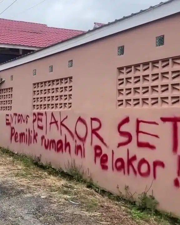 “Jangan Berani VC Je” – Anak Menantu Tolong MIL Spray Rumah Skandal Bapa Mentua