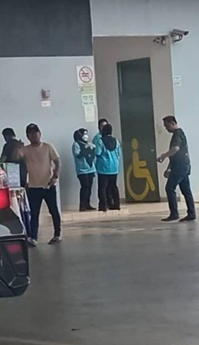 Bayi Dalam Lubang Tandas Stesen Minyak : 2 Wanita Menaiki Bezza Biru Diburu