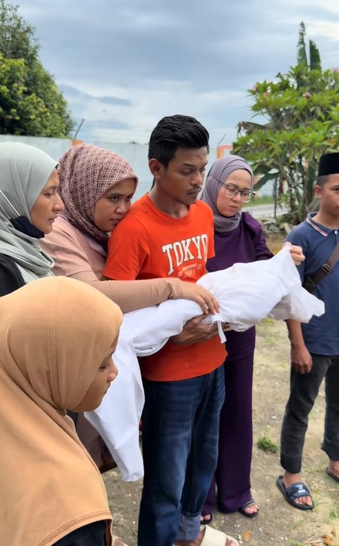 Ibu Berkaki Ayam Termenung Depan Lif, Dukung Tubuh Kaku Bayi Berusia 6 Bulan