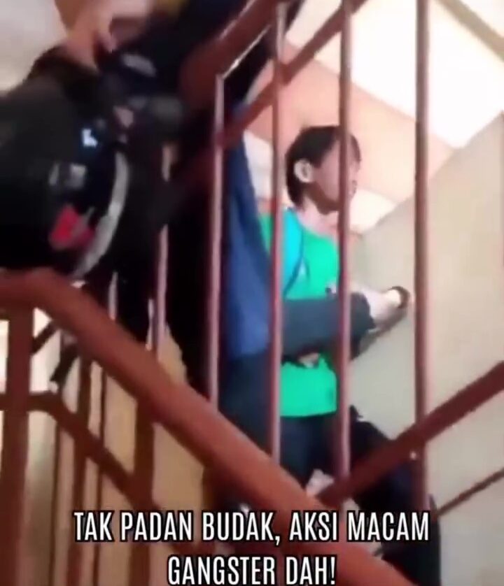 Sekumpulan Budak Acah Samseng Bawa Helmet Ugut Rakan PPR, Siap Cengkam Rambut