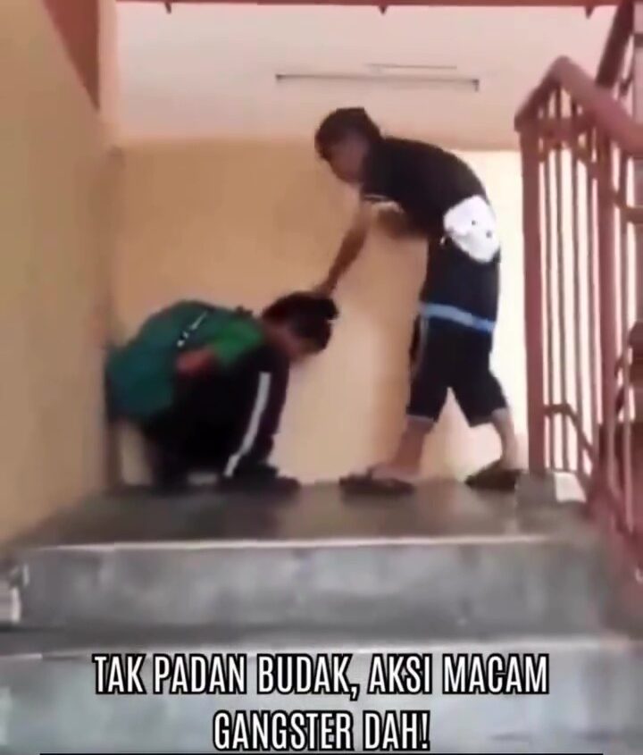 Sekumpulan Budak Acah Samseng Bawa Helmet Ugut Rakan PPR, Siap Cengkam Rambut