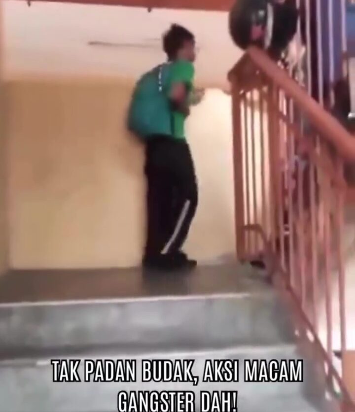 Sekumpulan Budak Acah Samseng Bawa Helmet Ugut Rakan PPR, Siap Cengkam Rambut