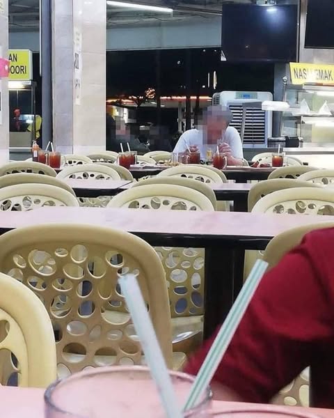 Datang 3 Kali Seminggu, Pakcik Pesan 8 Set Makanan, Berbual Dengan Kerusi Kosong