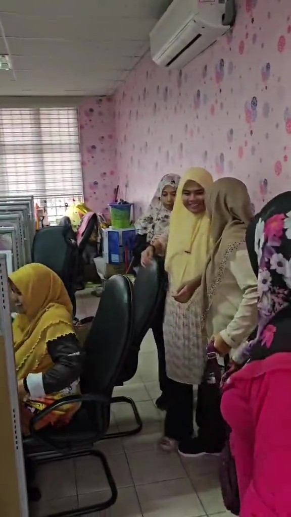 Rakan Sejawat Ikut Riuh Sekampung, Guru Tiba-Tiba Pecah Air Ketuban Di Sekolah