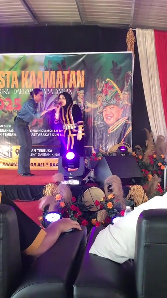 Ara Johari Beri Mikrofon Pada Penonton Di Sabah, Suaranya Buat Ramai Terpegun