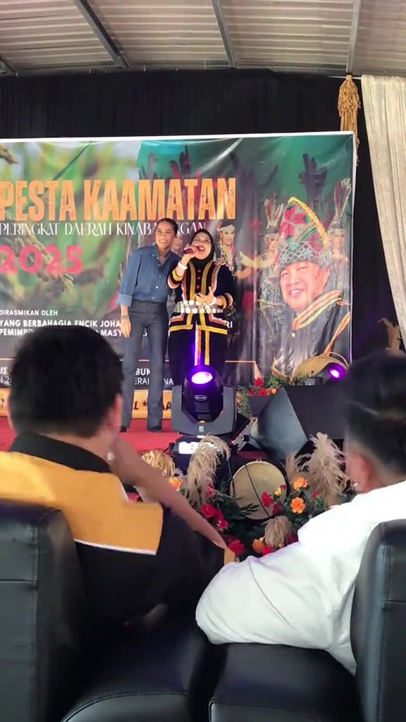 Ara Johari Beri Mikrofon Pada Penonton Di Sabah, Suaranya Buat Ramai Terpegun