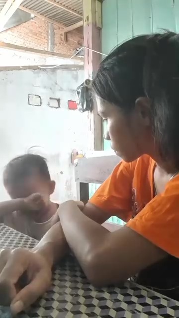 Anak Tantrum Enggan Disuap Makan, Ibu Hilang Sabar Terus Lempar Sebekas Nasi