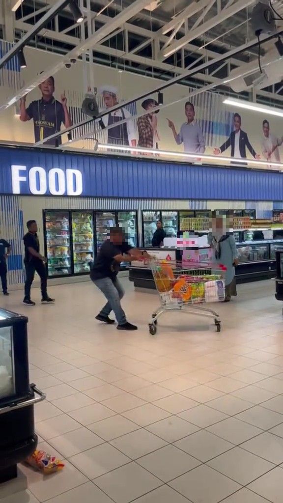 Bertekak Masa Belanja Raya, Suami Terbalikkan Troli – “Ini Semua Tak Payah!”