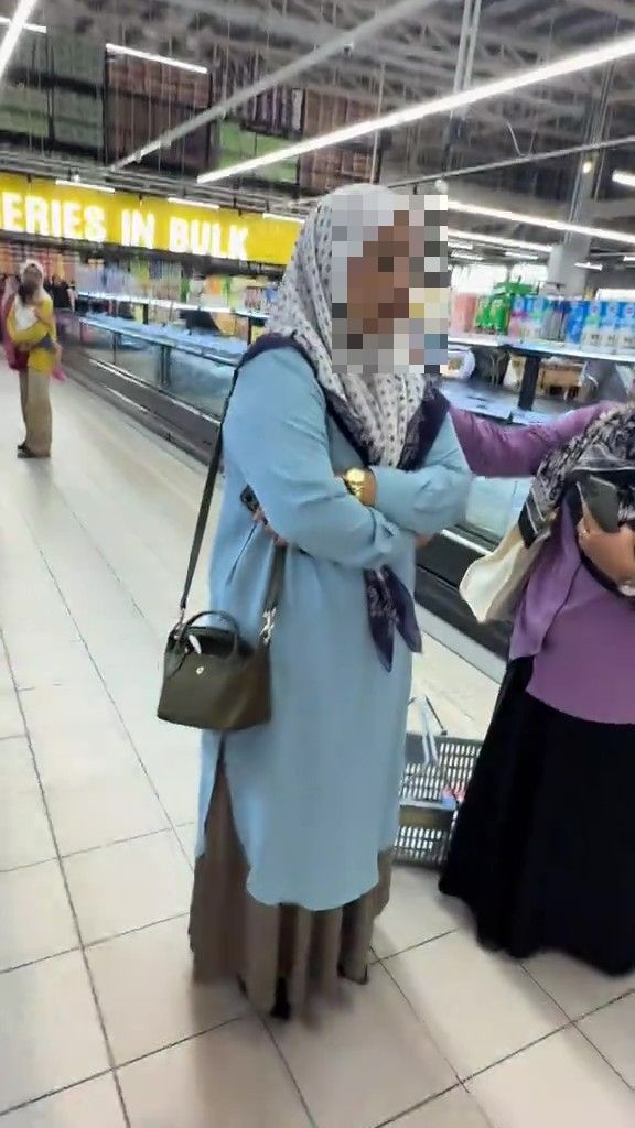 Bertekak Masa Belanja Raya, Suami Terbalikkan Troli – “Ini Semua Tak Payah!”