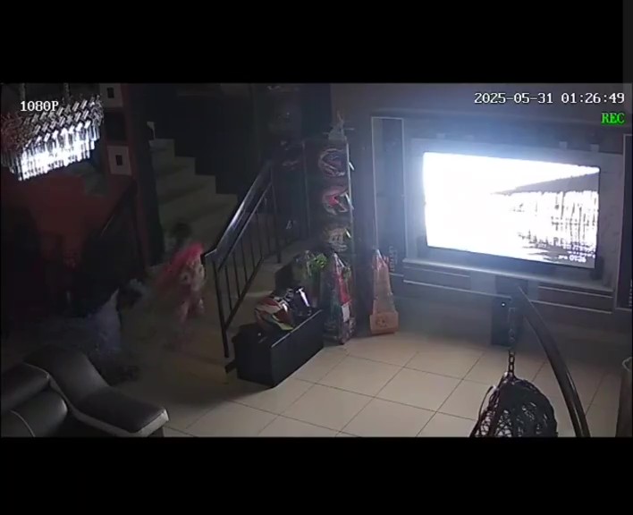 Ibu Sudah Tidur, Anak Turun Tingkat Bawah Pimpin ‘Nenek Misteri’ Naik Tangga