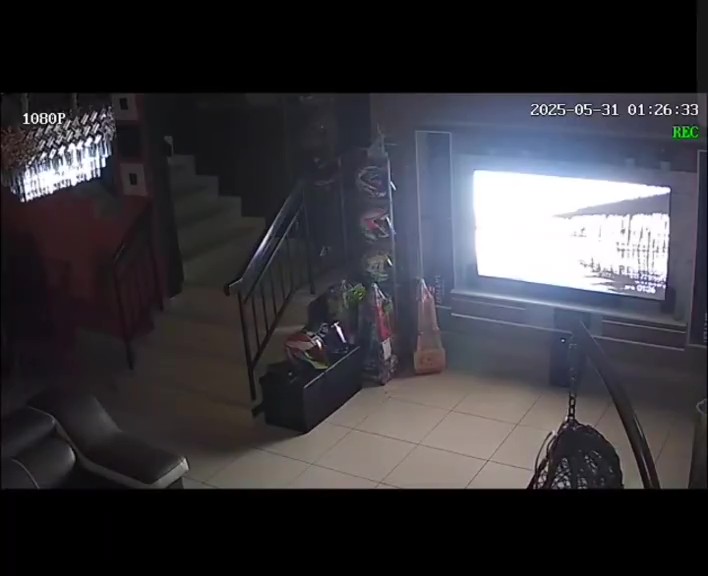 Ibu Sudah Tidur, Anak Turun Tingkat Bawah Pimpin ‘Nenek Misteri’ Naik Tangga