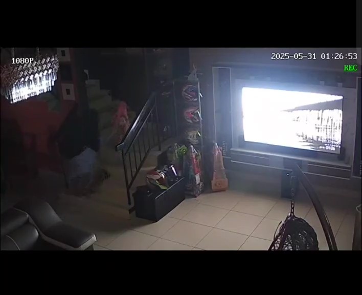 Ibu Sudah Tidur, Anak Turun Tingkat Bawah Pimpin ‘Nenek Misteri’ Naik Tangga