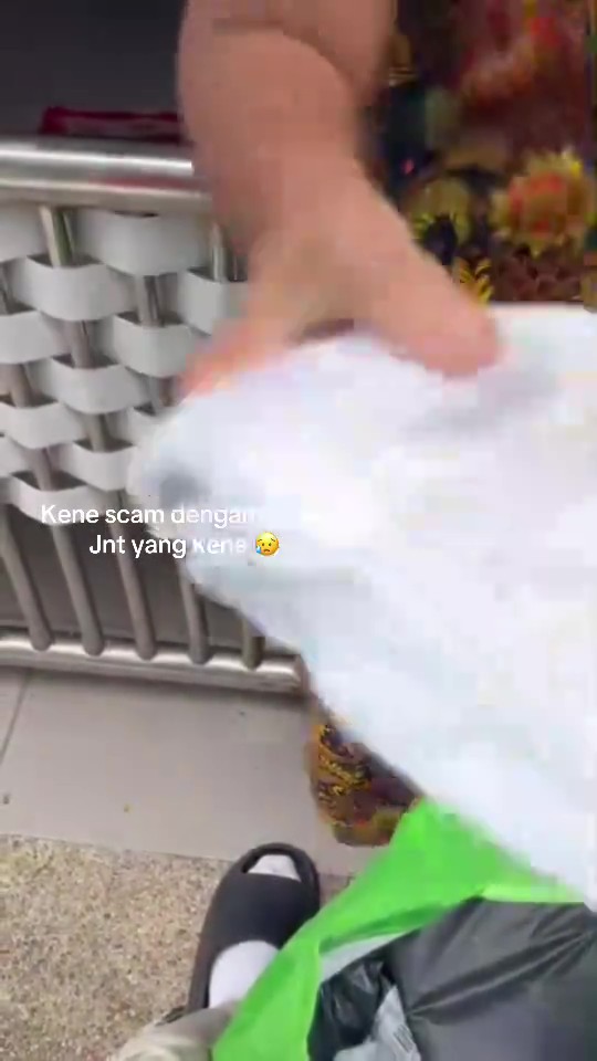 Pelanggan Koyak Parcel COD & Enggan Bayar, Siap Pesan Pada Rider “Jangan Menipu”