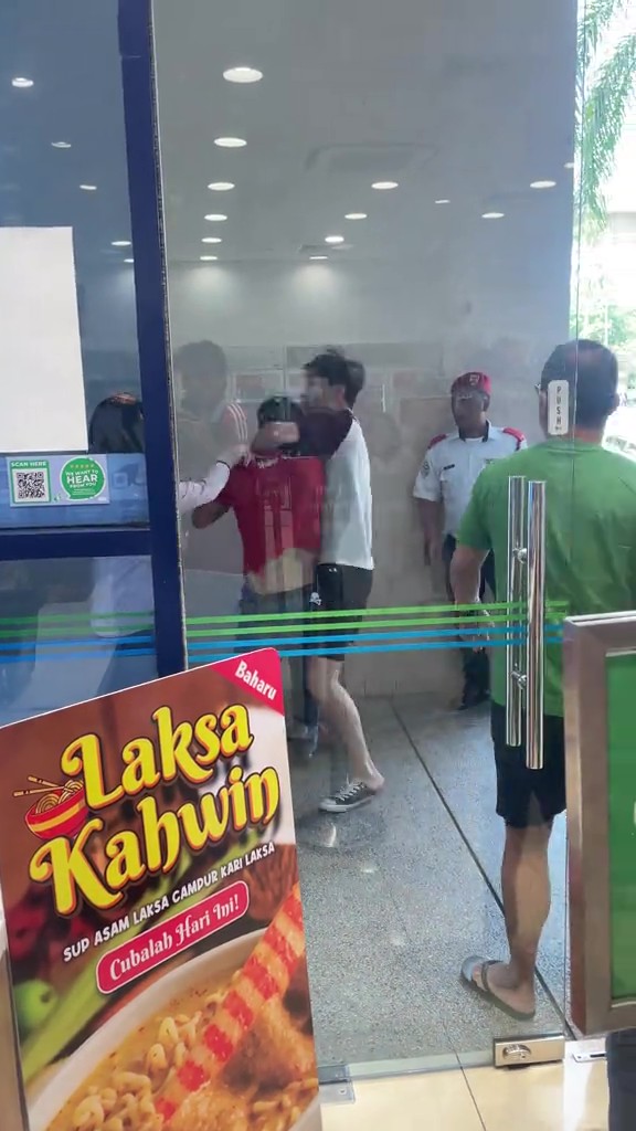 Tegur Pelancong China Potong Barisan, Pakcik Dikasari & Sekuriti Hanya Tercegat