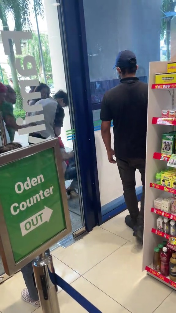 Tegur Pelancong China Potong Barisan, Pakcik Dikasari & Sekuriti Hanya Tercegat