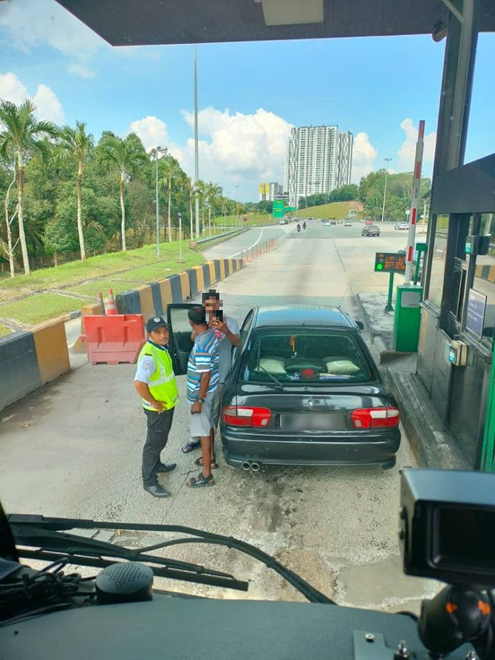 Lelaki Kena Hon Di Plaza Tol Bertindak Agresif, ‘Makan’ Tapak Kasut Abang Tanker
