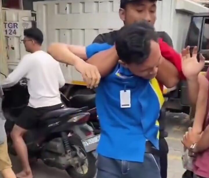 Anak Balik Beli Topup Berjalan ‘Kengkang’, Rupanya Staf Kedai Bawa Masuk Tandas