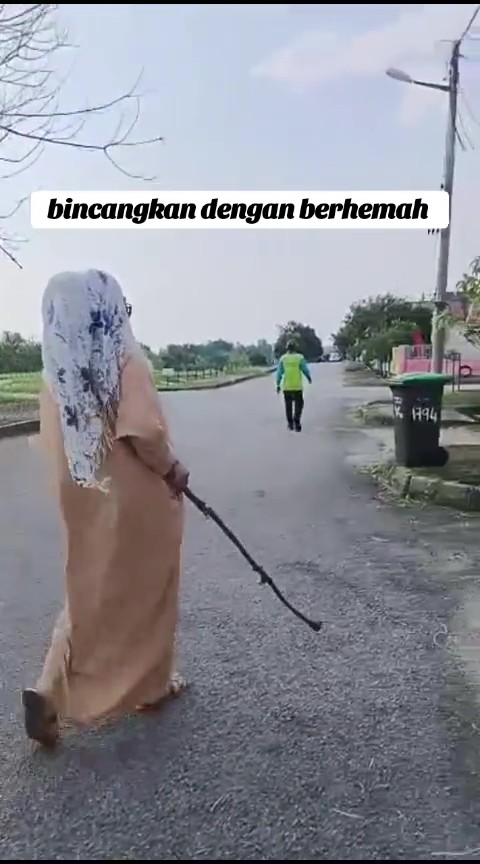 “Hang Berambus” Wanita Angkat Kayu Halau Pemungut Sampah Henti Lori Depan Rumah