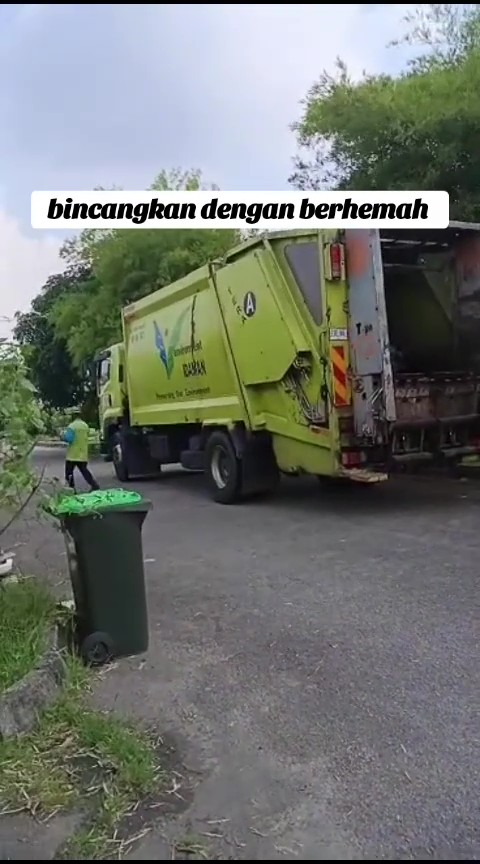 “Hang Berambus” Wanita Angkat Kayu Halau Pemungut Sampah Henti Lori Depan Rumah