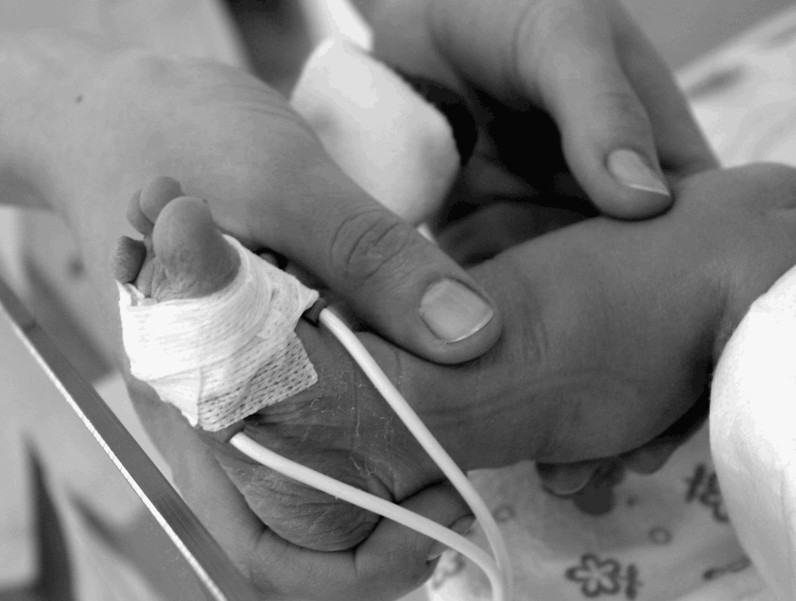 Orang Tua Tak Izinkan Si Ibu Beranak Czer, Bayi Alami Keracunan Air Ketuban