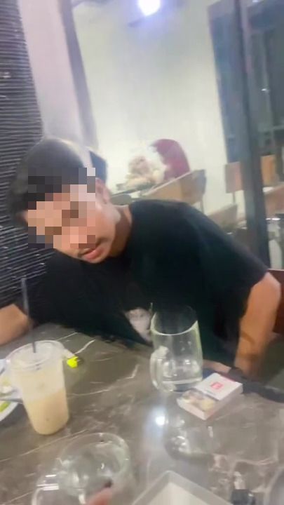 Gadis Terjah Duduk Semeja Dengan Teman Lelaki & Skandal – “5 Tahun Kalah…”