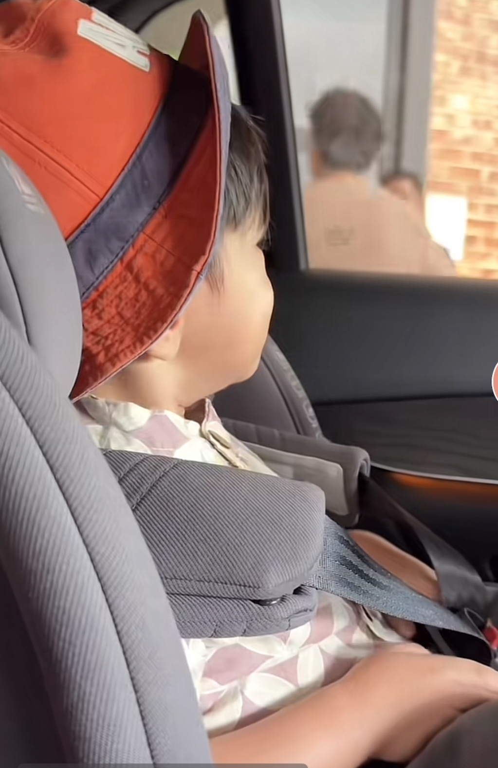“Mama, Papa” Memori Di Sebalik Gambar, Anak Kecil Menangis Di Majlis Perkahwinan