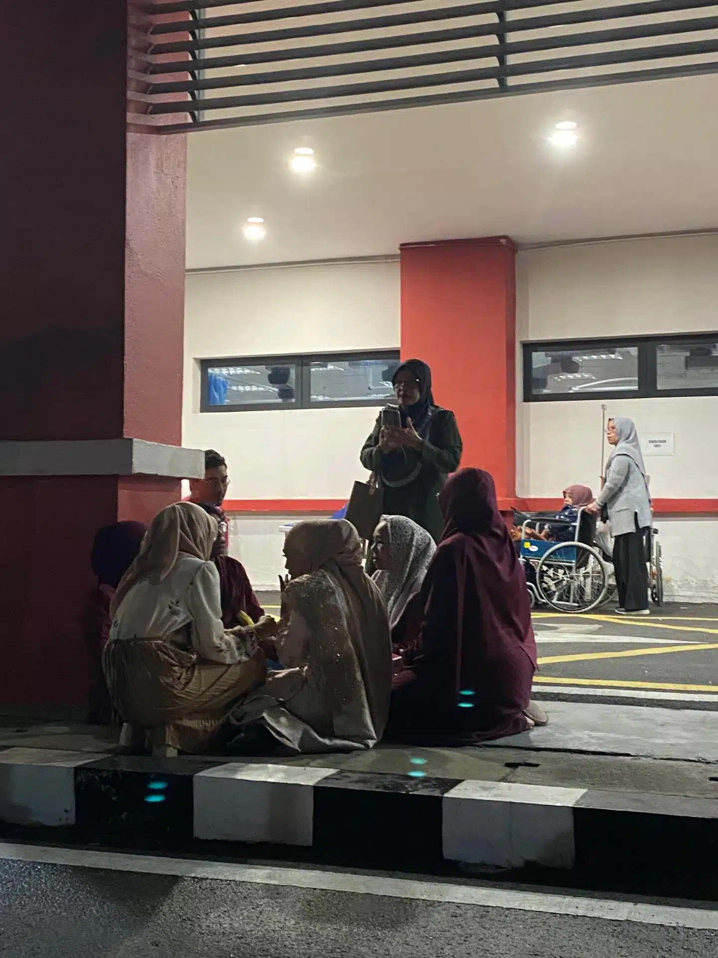 Abang Rebah Ke Longkang Ketika Adik Bersanding” Mandikan Dengan Tangan Berinai”