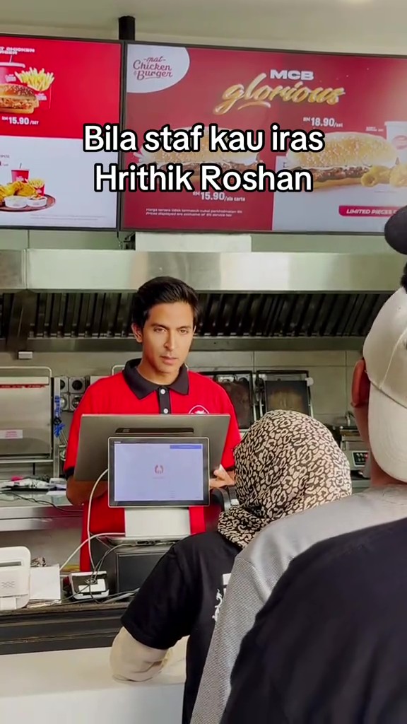 Disangka Filter AI, Netizen Terkedu Wajah Pekerja F&B Ini Mirip Hrithik Roshan
