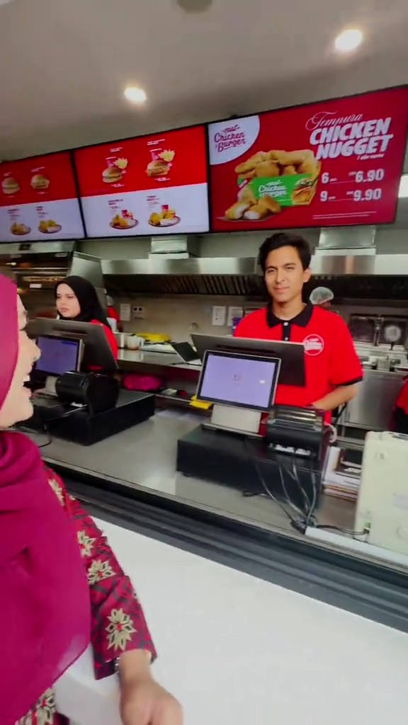 Disangka Filter AI, Netizen Terkedu Wajah Pekerja F&B Ini Mirip Hrithik Roshan