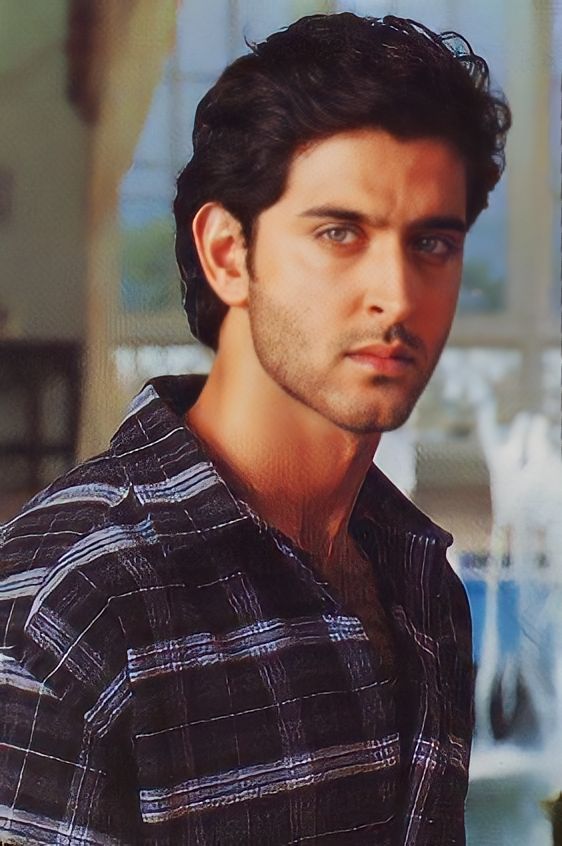 Disangka Filter AI, Netizen Terkedu Wajah Pekerja F&B Ini Mirip Hrithik Roshan
