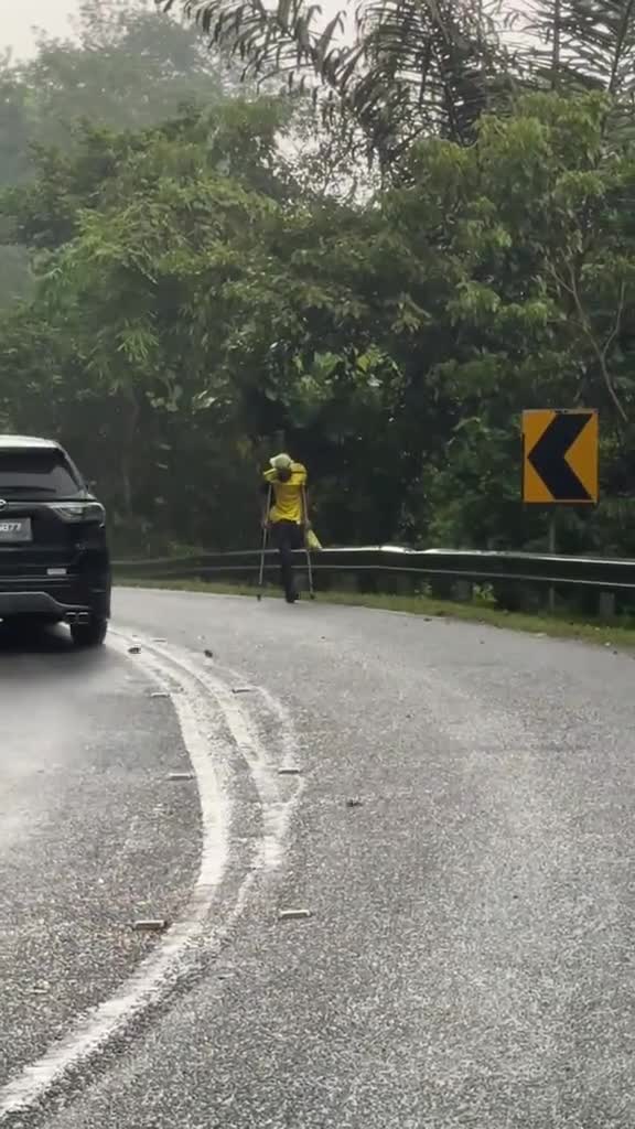“Saya Kotor, Takde Orang Mahu Tolong” – Lelaki OKU 1 Kaki Cari Makan Waktu Hujan