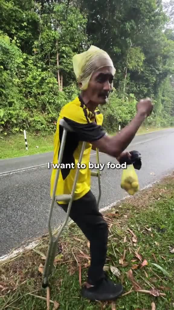 “Saya Kotor, Takde Orang Mahu Tolong” – Lelaki OKU 1 Kaki Cari Makan Waktu Hujan