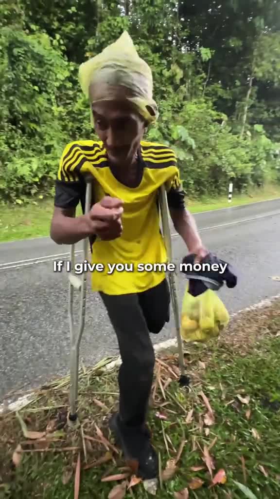 “Saya Kotor, Takde Orang Mahu Tolong” – Lelaki OKU 1 Kaki Cari Makan Waktu Hujan