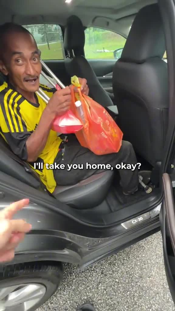 “Saya Kotor, Takde Orang Mahu Tolong” – Lelaki OKU 1 Kaki Cari Makan Waktu Hujan