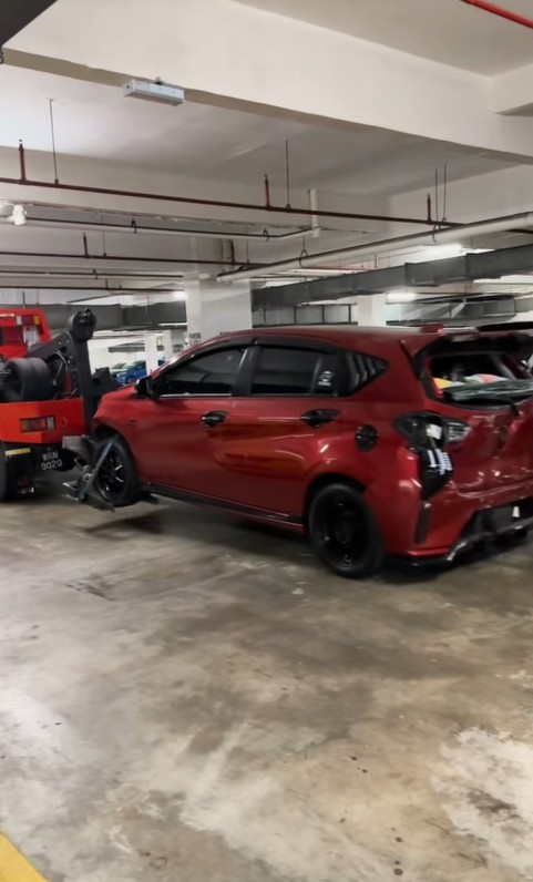 Pakcik Tiada Duit Beli Bateri Tolak Kereta Rosak, Myvi ‘Lunyai’ Di Petak Parking