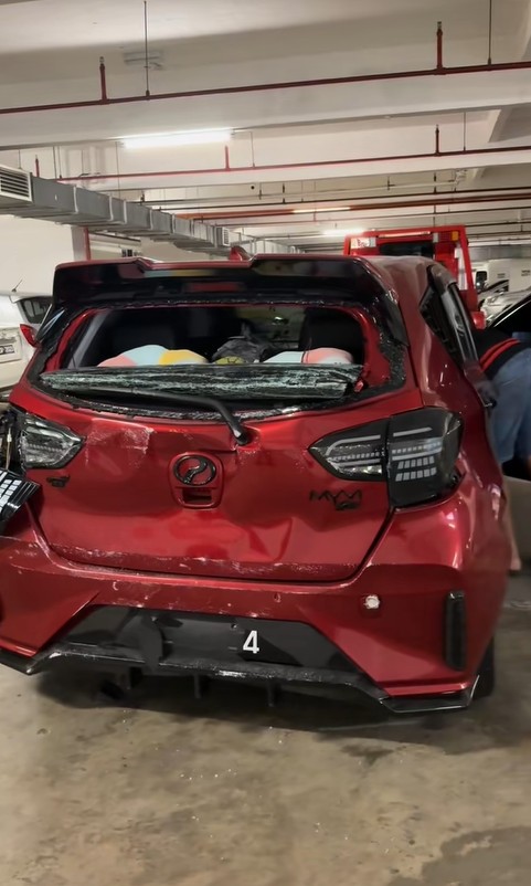 Pakcik Tiada Duit Beli Bateri Tolak Kereta Rosak, Myvi ‘Lunyai’ Di Petak Parking