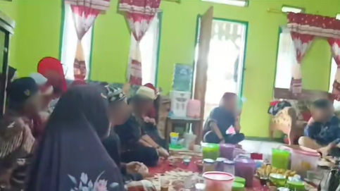 Wanita Menangis Hingga Muntah, Saudaranya Memandai Tolak Pinangan Pihak Lelaki