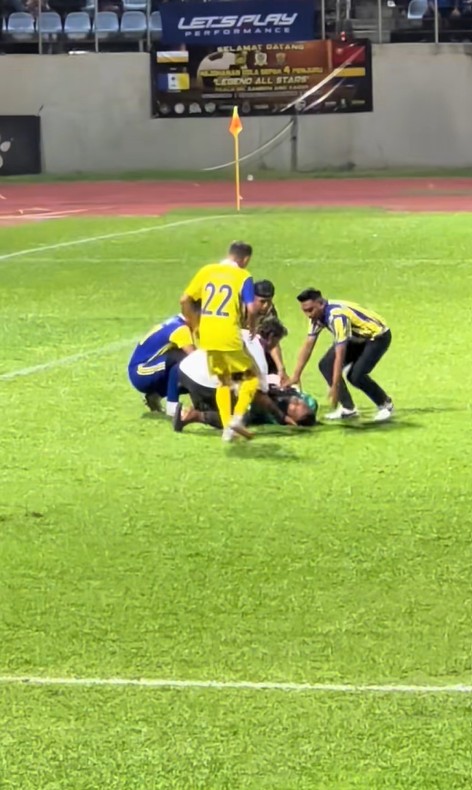 Firos Rebah Depan Gawang Gol : Tak Kesampaian Hantar Anak Daftar UTM Pagi Ini