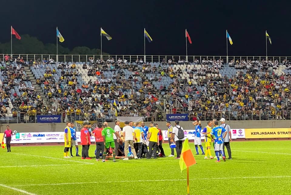 Firos Rebah Depan Gawang Gol : Tak Kesampaian Hantar Anak Daftar UTM Pagi Ini